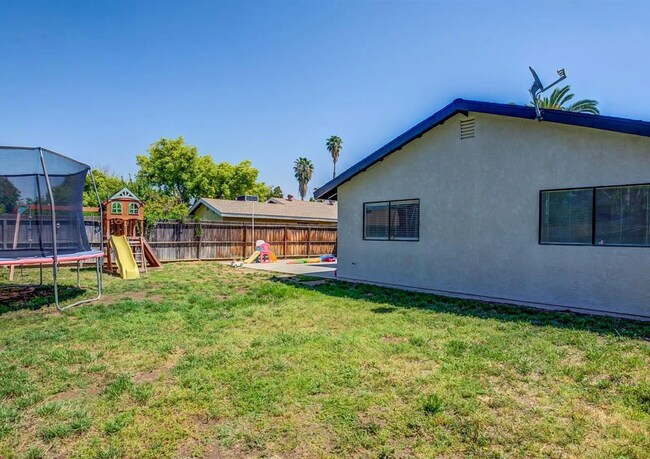 Building Photo - Beautiful 3 Bedroom 2 Bath