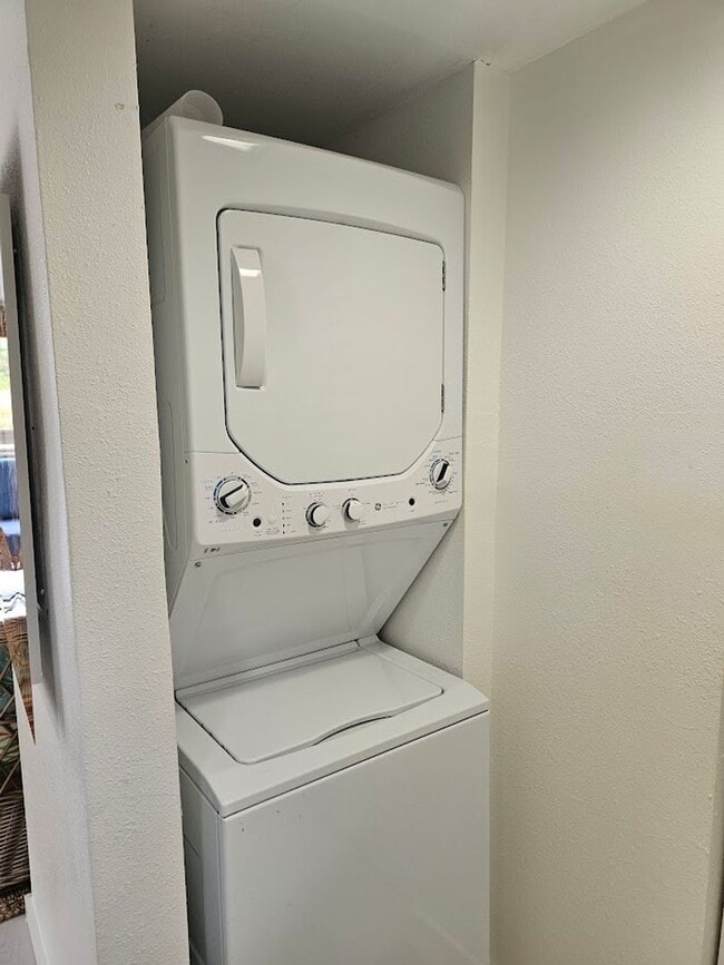 Building Photo - Furnished Waterfront Bungalow with Pool Access