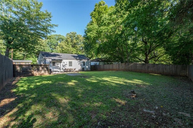 Building Photo - 3079 Cloverhurst Dr