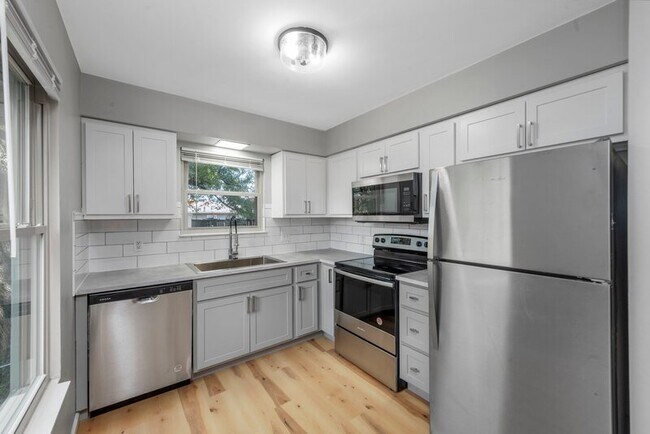 Primary Photo - 1005 N Keebler Ave