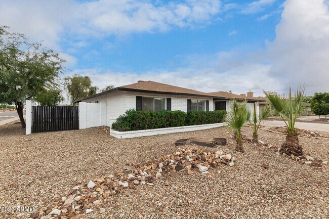 Building Photo - 1835 E Yale Dr