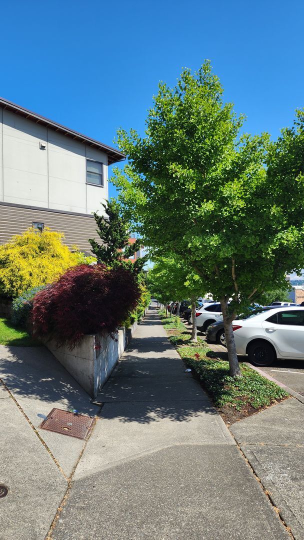 Building Photo - Corner Townhouse in Downtown Tacoma with A...