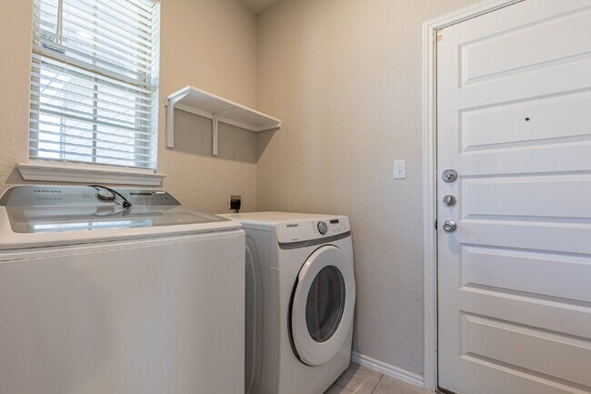 Building Photo - 10110 Jardin Verde