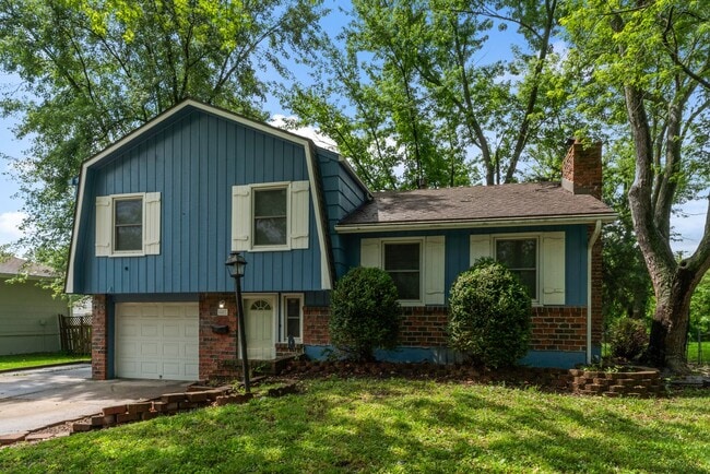 Building Photo - COMING SOON! 3 Bedroom 1 Bathroom in Grand...