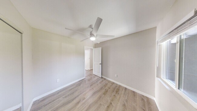 Building Photo - 5BD/2BA, Large Bedrooms!