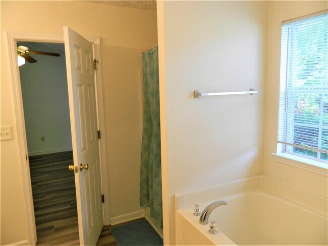 Building Photo - 20 Chantilly Pl