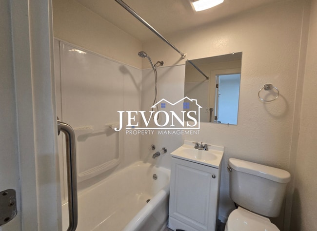 Building Photo - 201 N 6th St