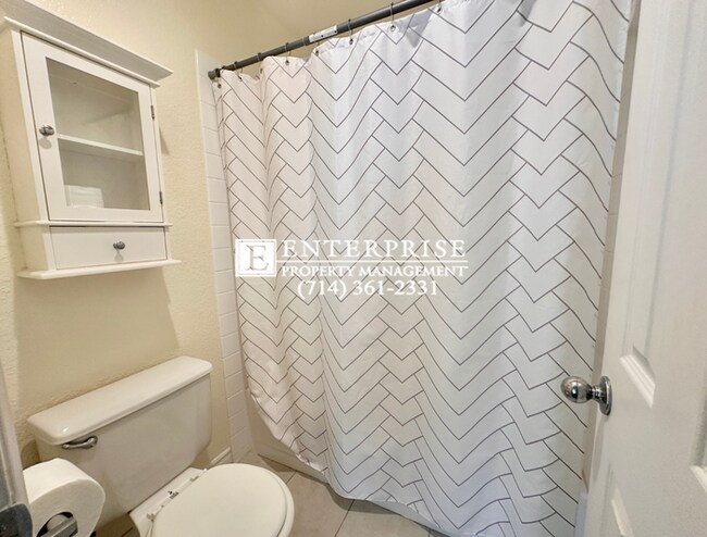 Building Photo - Top-Floor 2-Bed Condo in Huntington Beach | Walk to Beach