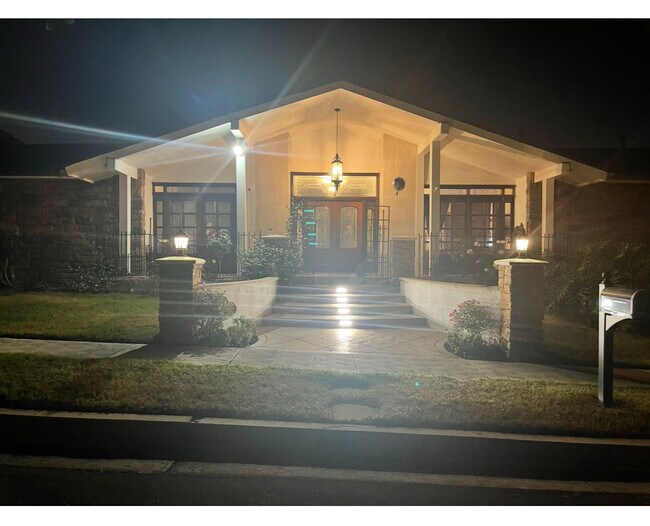 Building Photo - 17220 Ballinger St