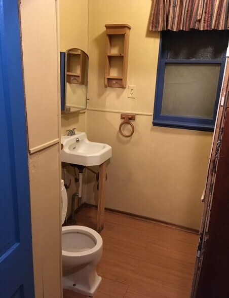 Building Photo - 1528 W Florida St