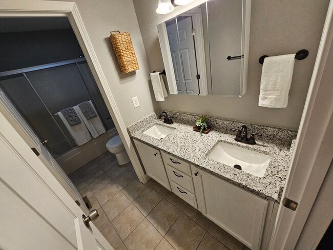 Building Photo - 1416 Maple Ln