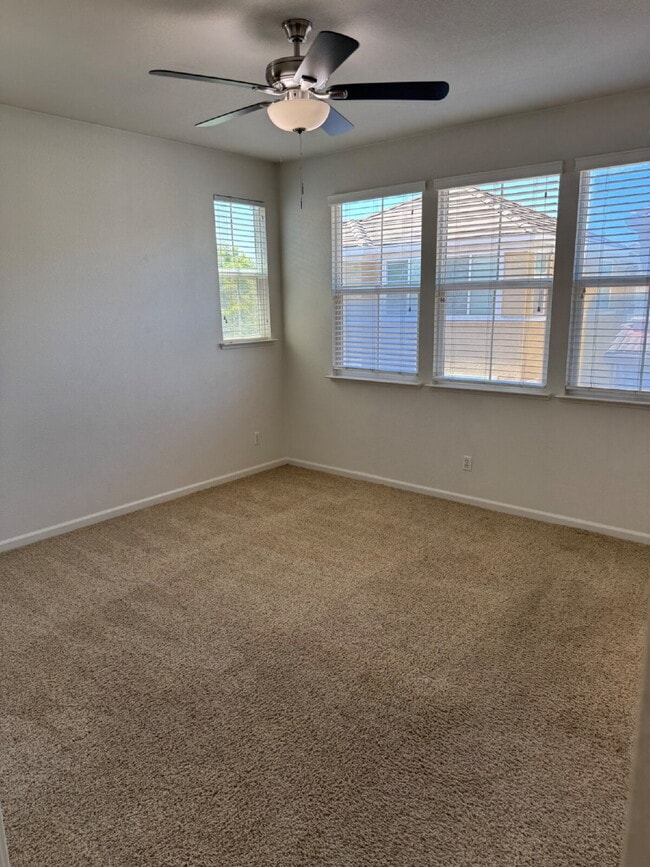 Building Photo - Beautiful 3 Bed, 2.5 Bath Green Valley Sin...