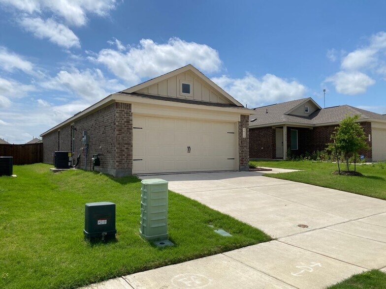 Building Photo - 14174 Inglebert St