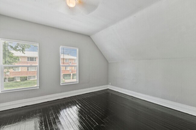 Building Photo - Does not qualify for government assistance...