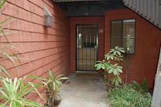 Building Photo - Charming 3 bedroom, 2 bathroom