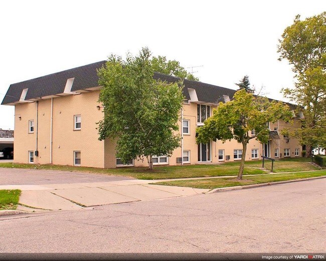Building Photo - Town & Country Apartments