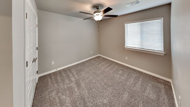 Building Photo - Luxury 5 Bedroom, 3 Bathroom, 3 Car Garage...