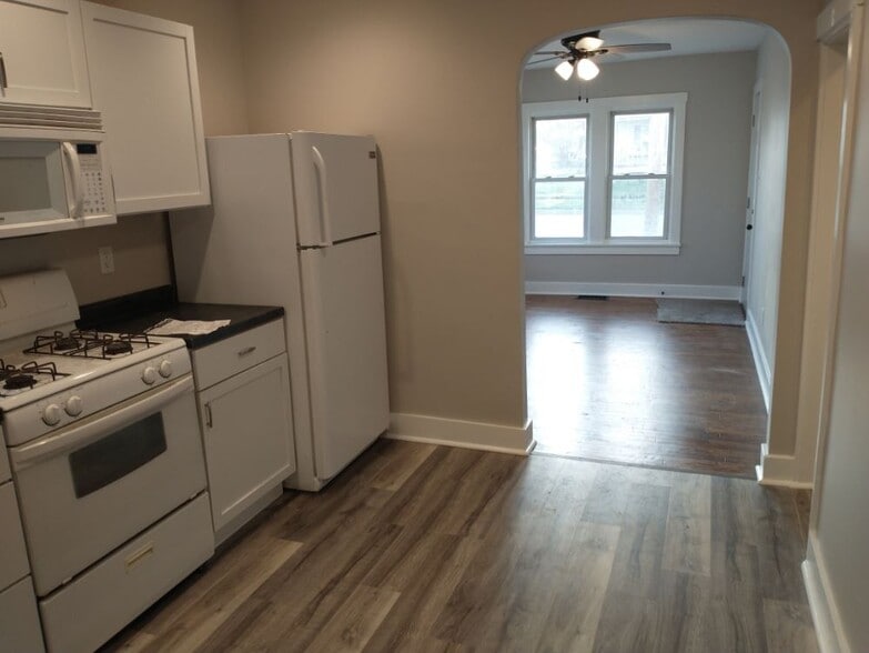 entire apartment - 606 S Maple St