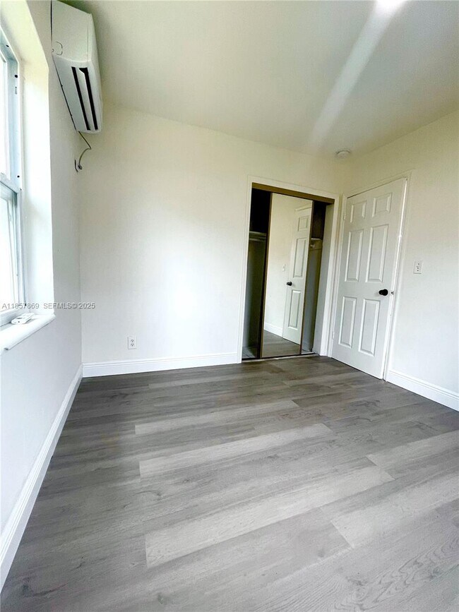 Building Photo - 1004 SW 24th Ave