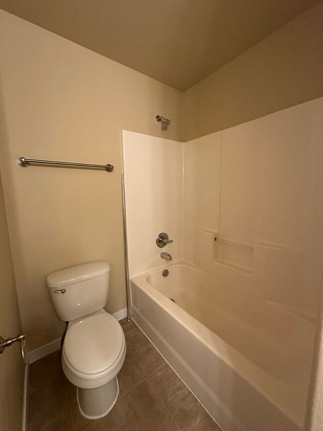 Building Photo - MOVE IN SPECIAL!  Remodeled 3 Bedroom / 2.5 Bathroom Home Southwest Redmond