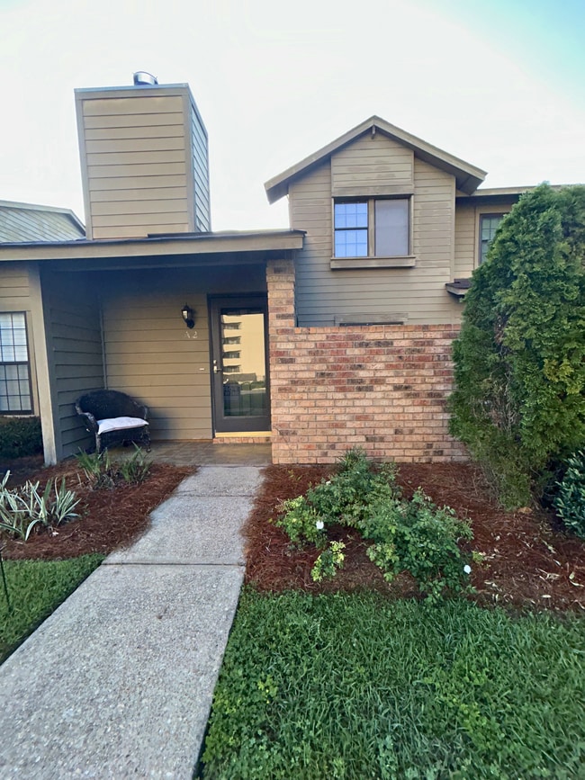 Building Photo - 200 Parma Dr