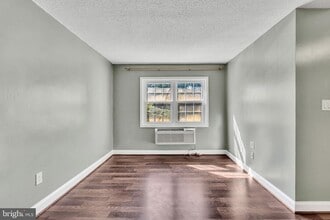 Building Photo - 2237 Farrington Ave