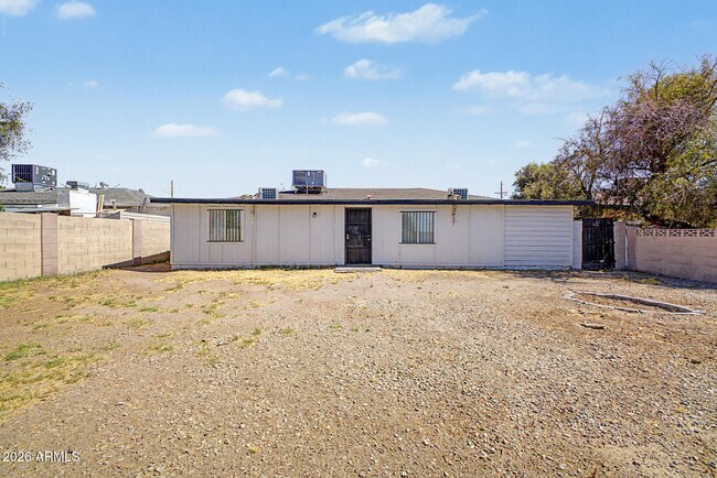 Building Photo - 3143 W Glendale Ave