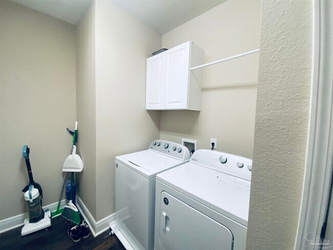 Building Photo - 1671 Eagle Terrace