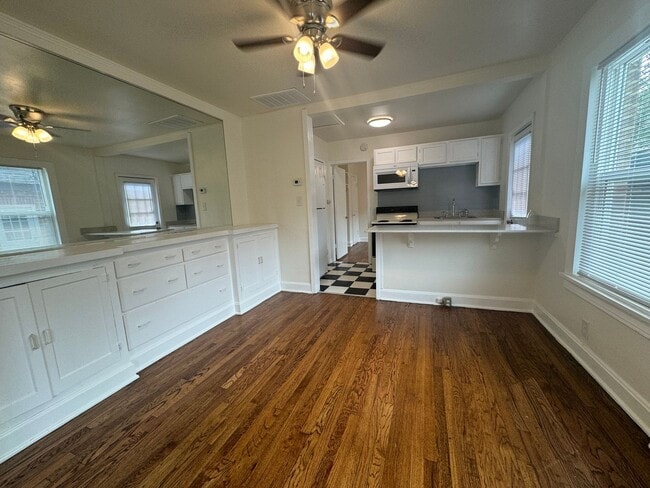Building Photo - Adorable One bedroom One bathroom duplex l...
