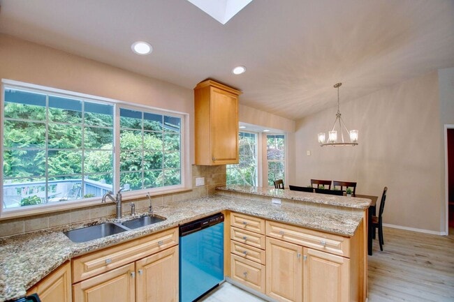 Building Photo - Lovely Clinton Home with Great Light and Pet Friendly!