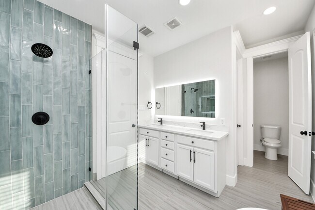 Building Photo - 916 W 20th St