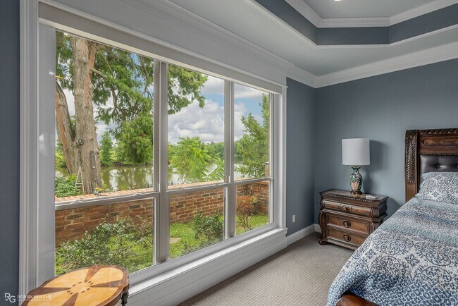 Building Photo - Beautiful Home on the Red River....