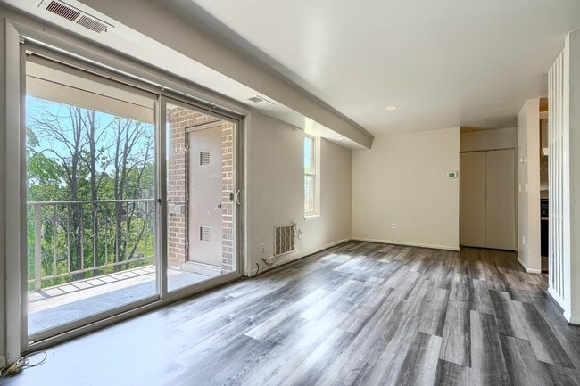 Building Photo - 14 Mountbatten Ct