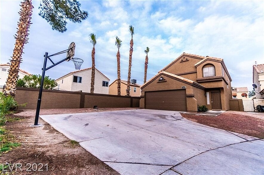 Driveway with basketball hoop - 4060 N Elkridge Dr