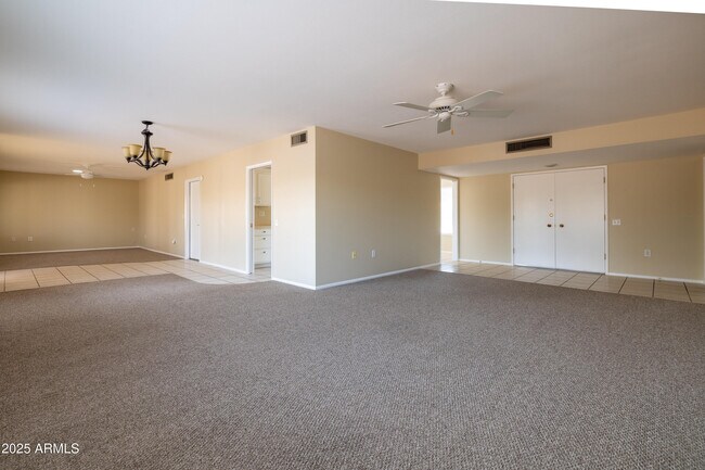Building Photo - 10005 W Oak Ridge Dr