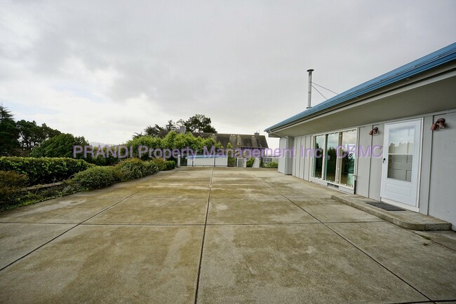 Building Photo - Mt. Tam View Home with Hardwood Floors and...