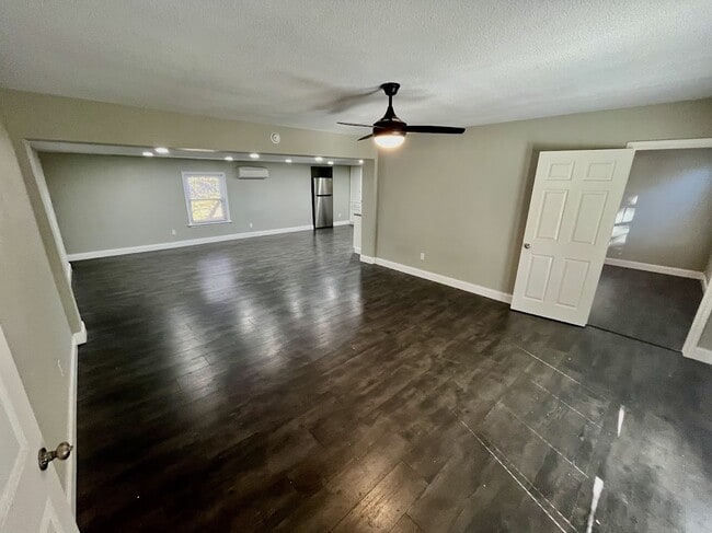 Building Photo - Beautifully Remodeled 3 Bedroom, 2 Bathroo...