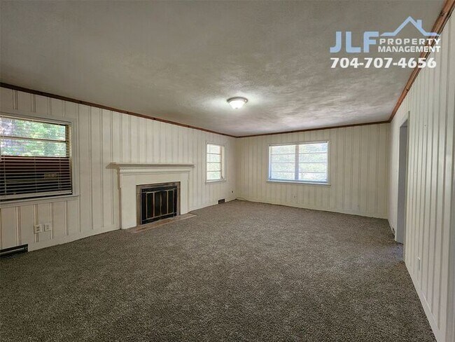 Building Photo - Sprawling 3 Bedroom/ 2.5 Bathroom Ranch in Charlotte!