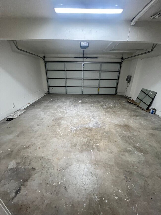 Building Photo - Thousand Oaks - 3 bedroom, 2.5 bath in the...