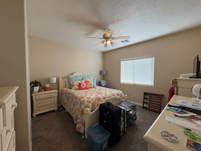 Building Photo - Cute townhome for rent