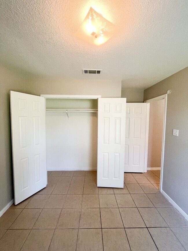 Building Photo - 3207 Raven Dr
