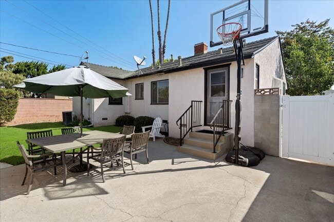 Building Photo - Charming Westchester House with Private Yard