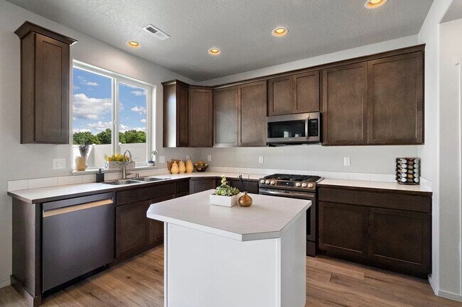 Building Photo - Immaculate Newer Construction w/ Vinyl Fen...