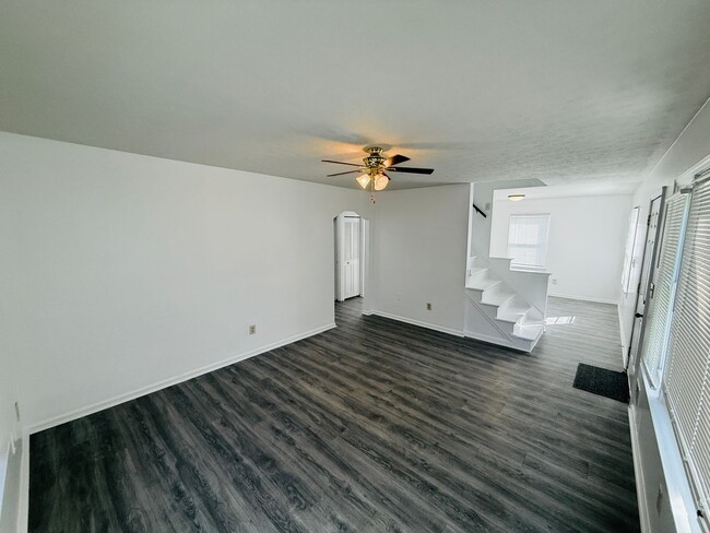 Building Photo - Beautiful 3-4 Bedroom 2 Bathroom Home