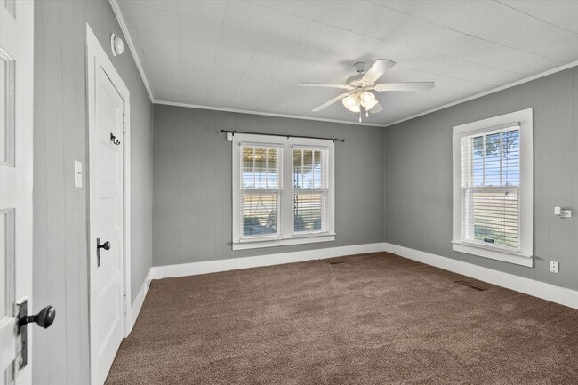 Building Photo - Charming Farmhouse on the West Side of Ath...