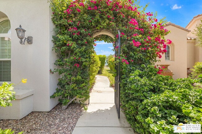 Building Photo - 88 Vía Las Flores