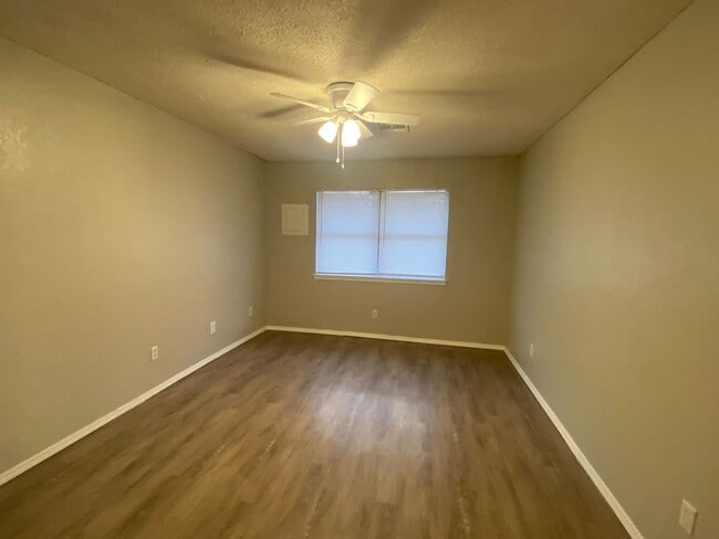 Building Photo - 3 bedroom 2 bath