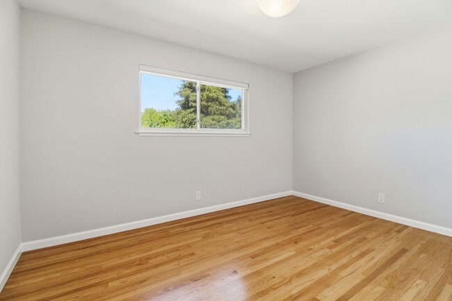 Building Photo - Remodeled 3-Bedroom 2.5-Bathroom Barron Park Home