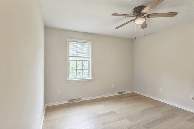 Building Photo - Newly renovated 2bd/1.5 bath end unit town...