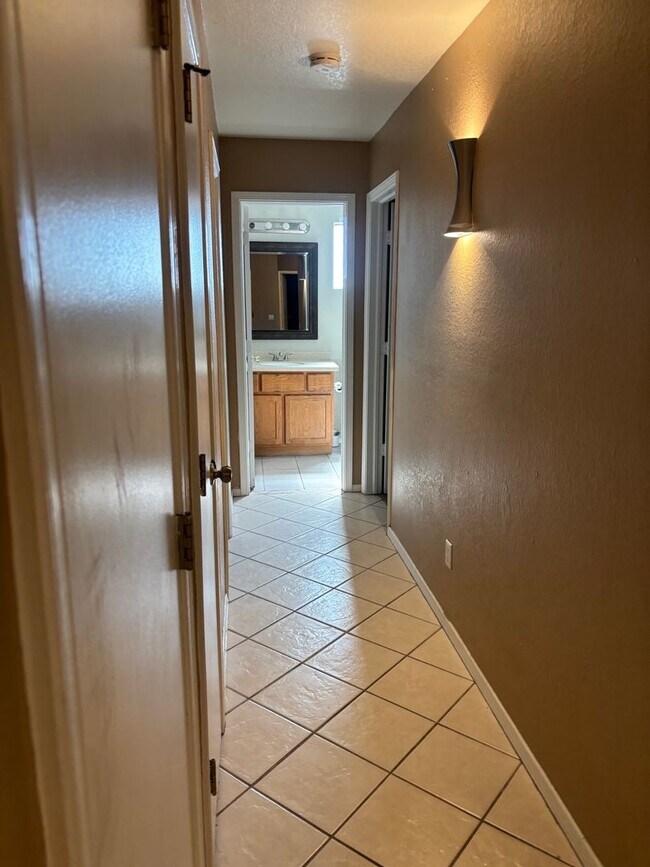 Building Photo - 5475 Valle Alegre